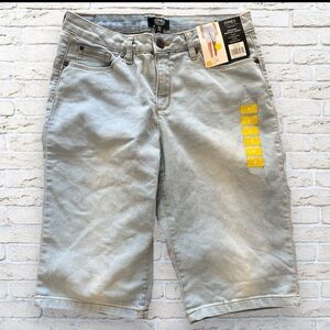 NWT Jones New York Signature Madison Bermuda Shorts Women’s Size 4 light wash